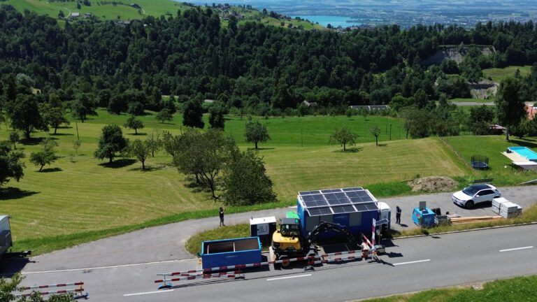 GURTNER BAUMASCHINEN AG – Cadre solaire Frame-Watt® pour alimenter un chantier isolé