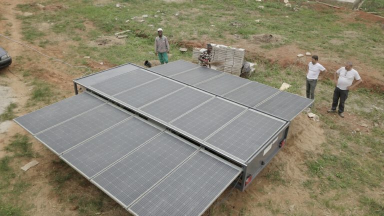 Remorque solaire Trailer-Watt® pour électrifier un convoi médical