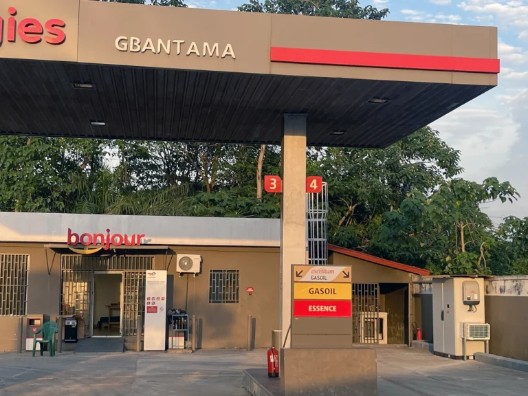 TOTAL Énergies - Solar Hybrid Box® livrées dans diverses stations-services en Guinée via notre partenaire local SOLENE